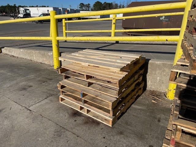 Smaller 32 x 33 Used Wooden Pallets Truckload -  Wilmington NC 28405