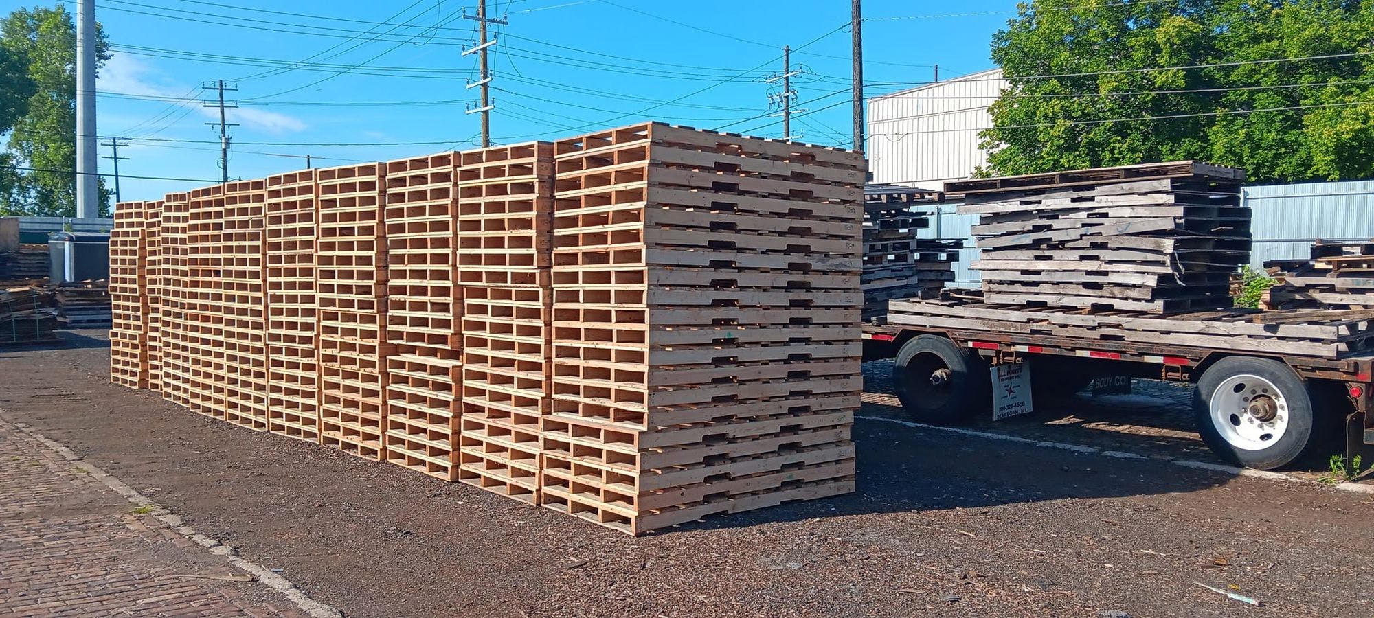 Detroit MI 48207 - 77 × 43 Large Wooden Pallets - 