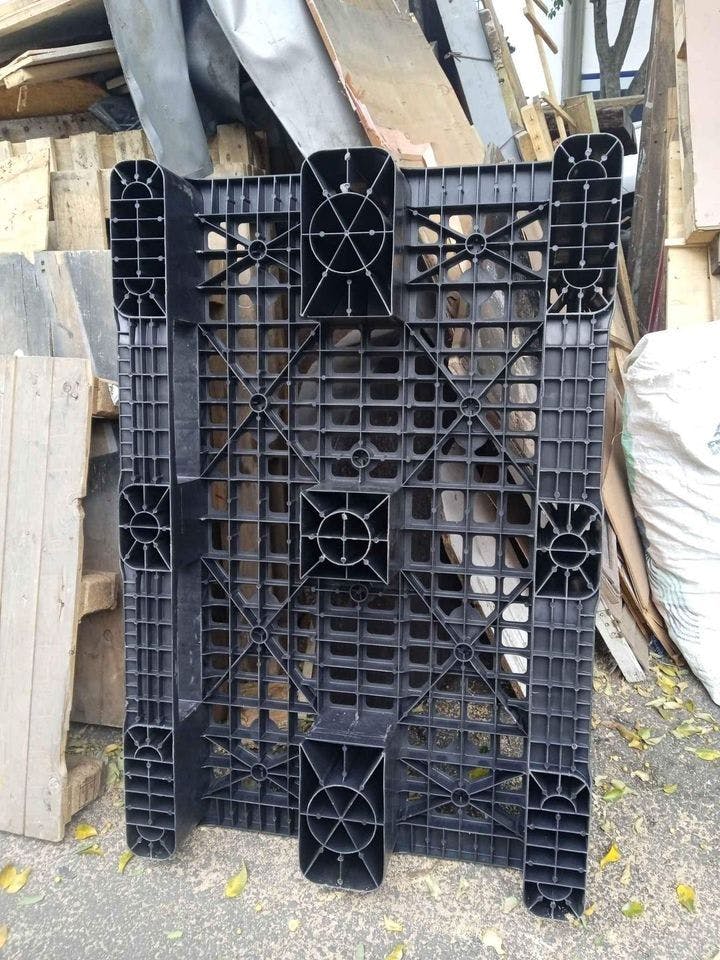 Stackable Used Plastic Pallets 42 x 42