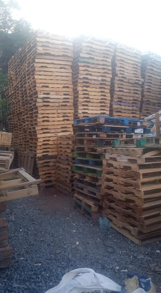 Stack of Grade A Wood Pallets  Mixed 2-way and 4-way