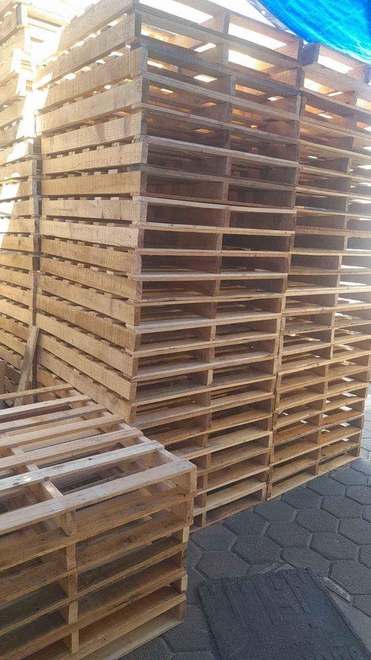 Truckload of 48 x 40 2-way entry Used Wooden Pallets - Xenia OH 45385