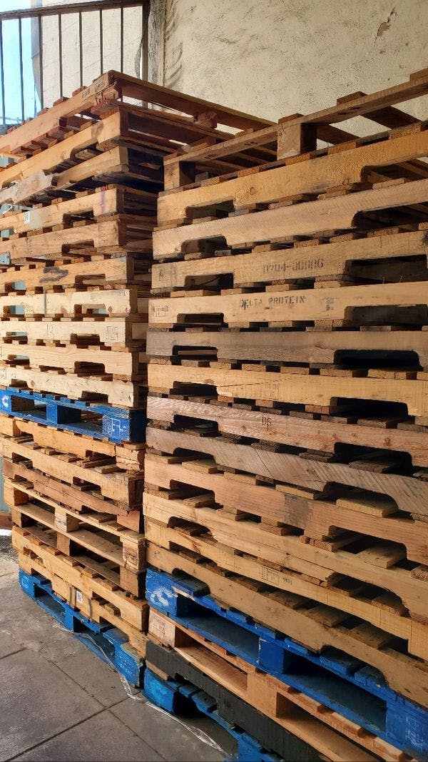 Grade A 48 x 40 Hardwood Pallet Stack 