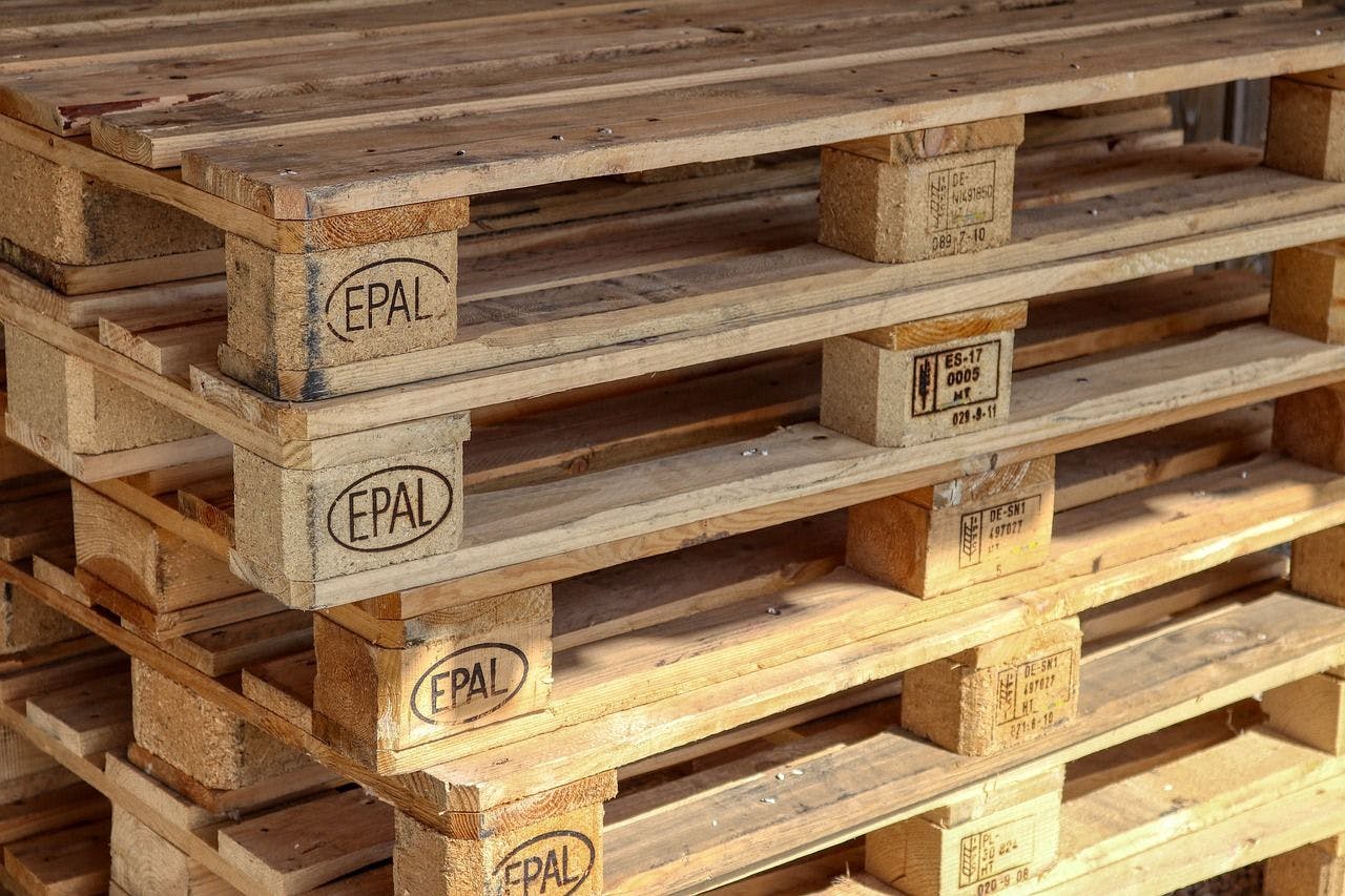 Cover Image for A Guide to Buying a Truckload of Wooden Pallets